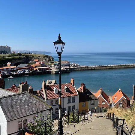 Periwinkle Cottage, Holiday home Whitby